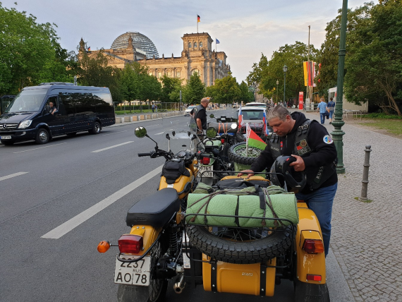 Мотоциклы УРАЛ возле рейхстага